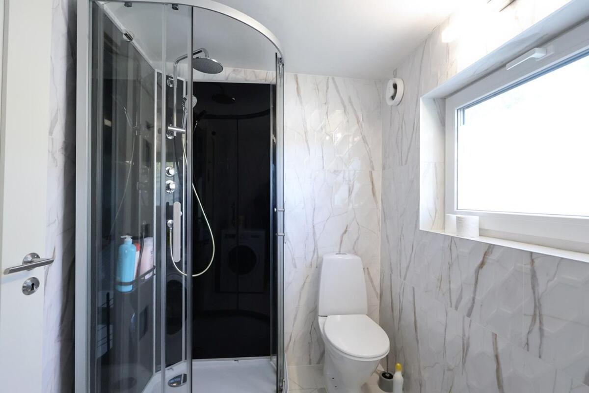 8 Beds - Workers Dream - Free Parking - Wifi