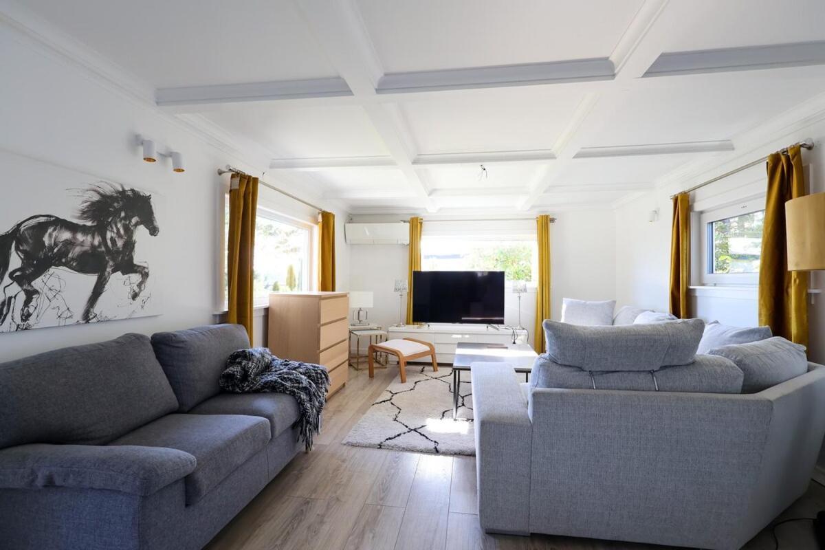 8 Beds - Workers Dream - Free Parking - Wifi *