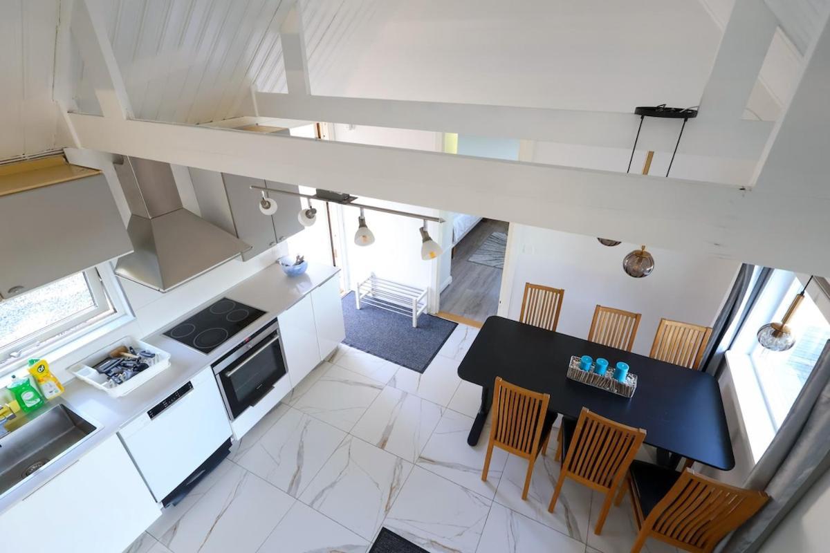 8 Beds - Workers Dream - Free Parking - Wifi *